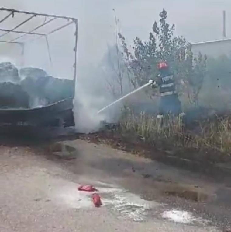 Video. Un camion a luat foc în zona „Metro”