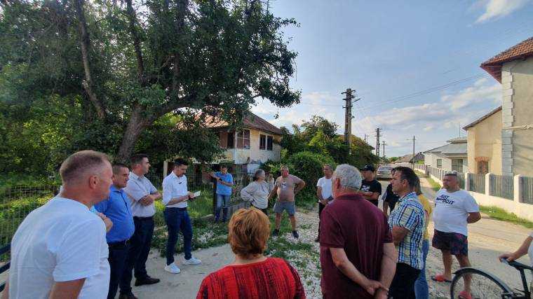 Cetățenii dintr-o comună argeșeană suspectează că apa nu este potabilă. DSP vine în control