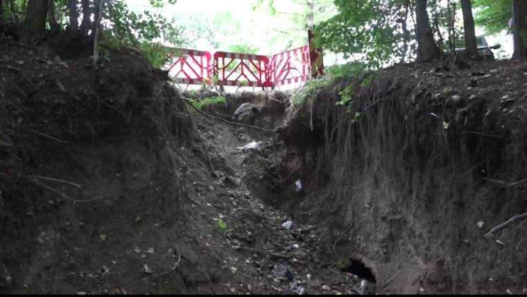 Pericol iminent de surpare a străzii Trivale. Este nevoie de intervenția urgentă a autorităților locale