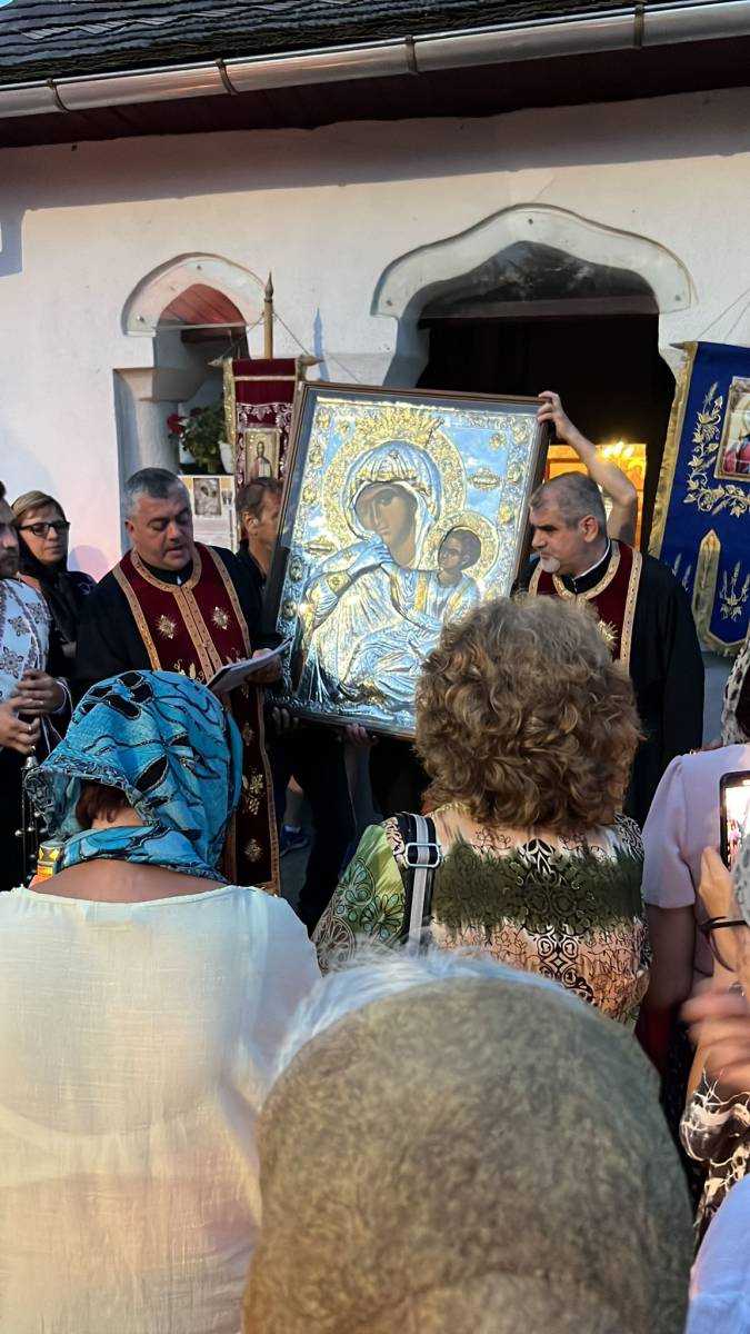 Icoana Paramythia a ajuns la biserica parohiei Meculești din Pitești