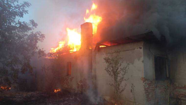 Casa bătrânească în flăcări la Leordeni