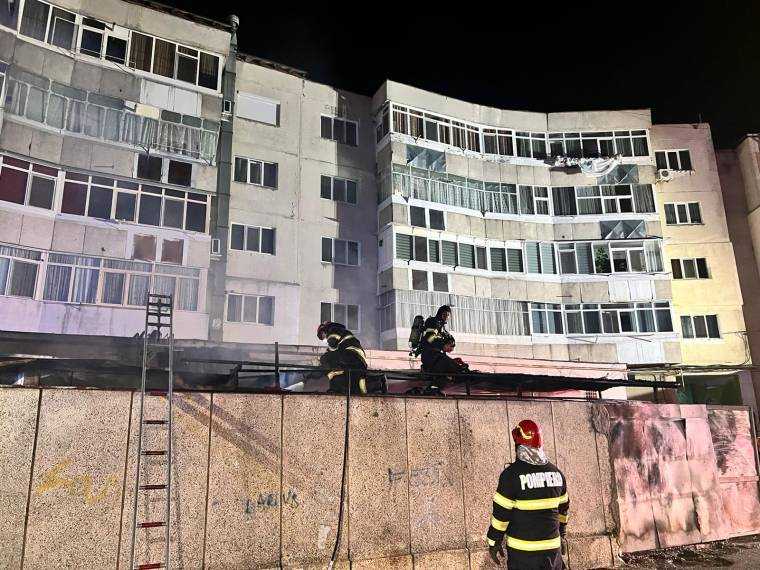 Incendiu la un depozit din Mioveni. Pompierii s-au luptat două ore cu focul