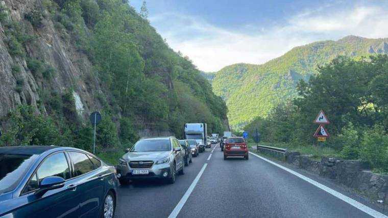 Se închide circulaţia pe Valea Oltului pentru lucrări la autostrada Sibiu-Piteşti