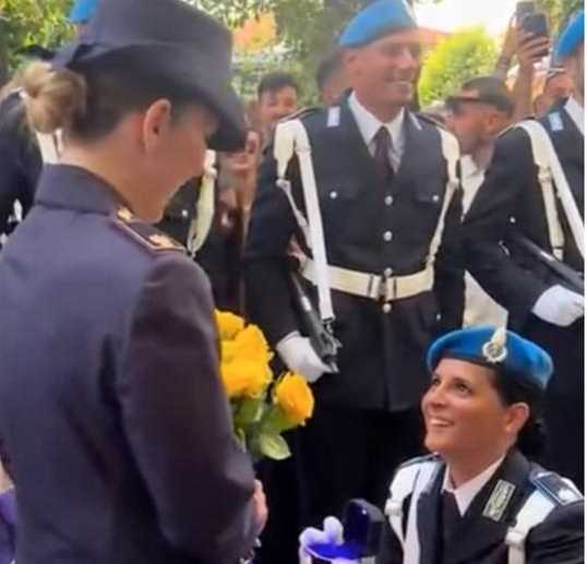 O polițistă din Italia și-a cerut în căsătorie iubita, și ea polițistă, în timpul depunerii jurământului