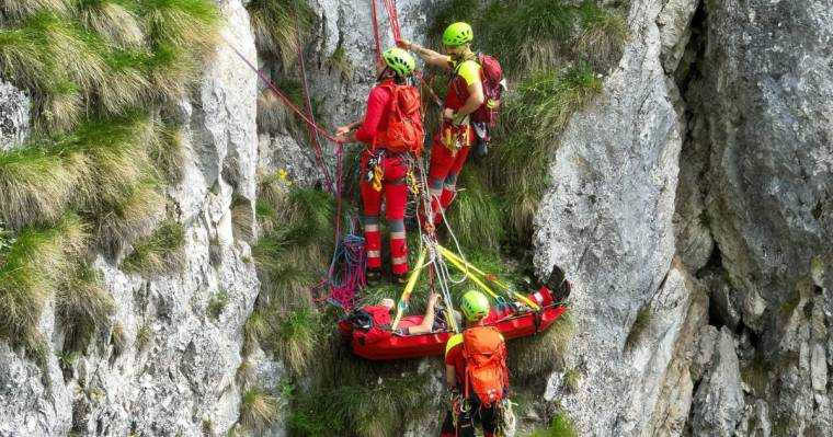 Turiști recuperați de salvamontiști din Munții Făgăraș. Bărbat însoțit de copilul de 5 ani, în pragul infarctului