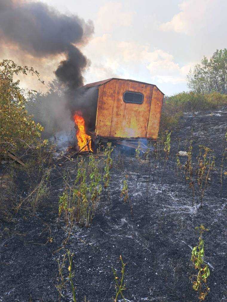 Pompierii argeşeni au lichidat opt incendii, vineri. Apel către cetăţeni