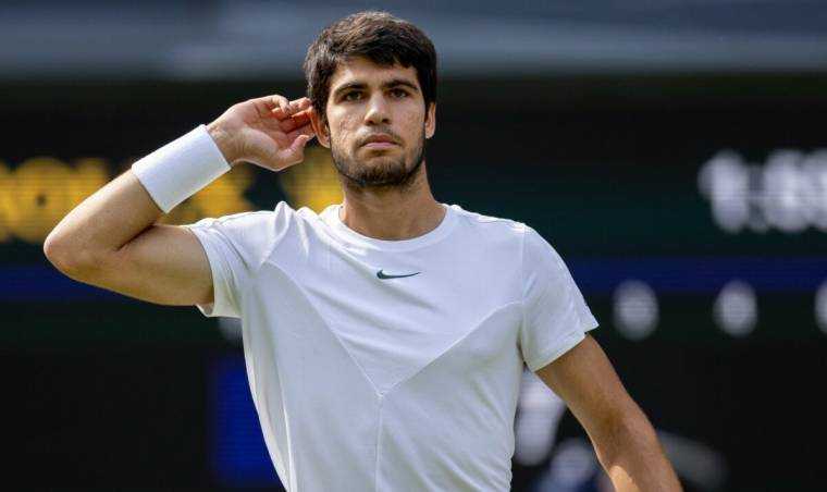 Carlos Alcaraz îl învinge în al doilea an consecutiv pe Djokovici, la Wimbledon