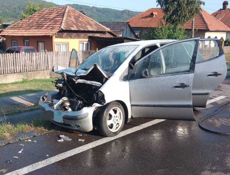 Accident dezastruos provocat de un șofer beat și fără permis. În mașină se afla și un minor