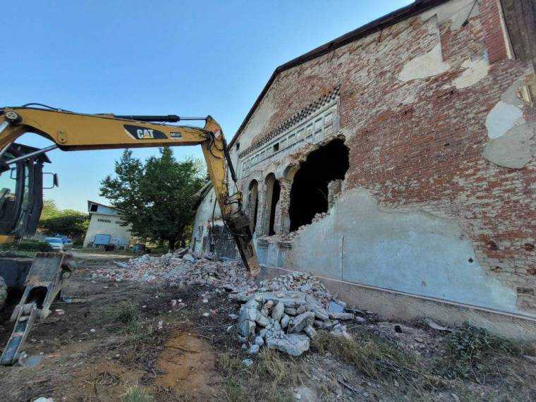 Fosta Uzină de Apă din Pitești este demolată. Se va construi un sens giratoriu