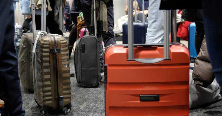 Sute de pasageri, blocați ore în șir pe aeroportul Otopeni din cauza bagajelor care nu mai soseau