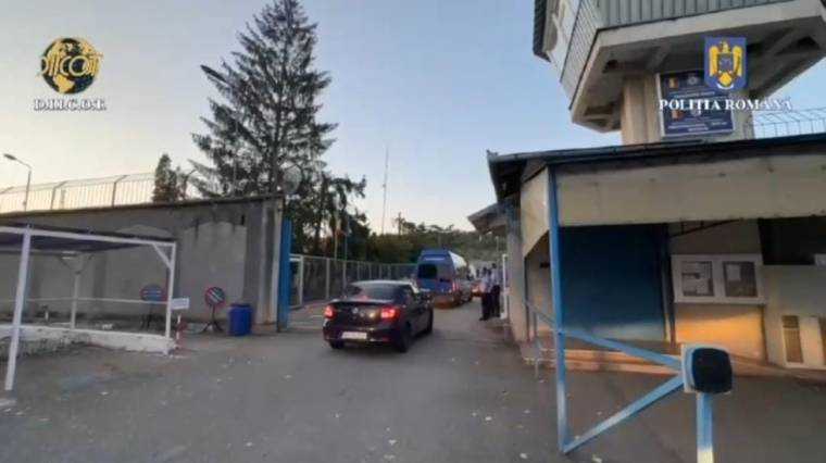 VIDEO. Vindeau droguri din închisoare. Percheziții în Argeș