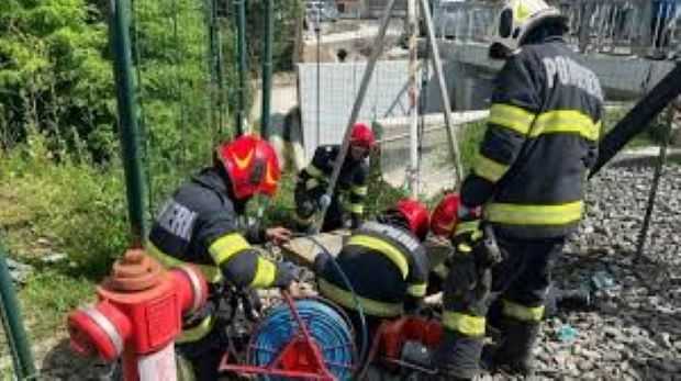 Dosar penal după ce un copil de 4 ani a căzut într-un canal neacoperit dintr-un parc