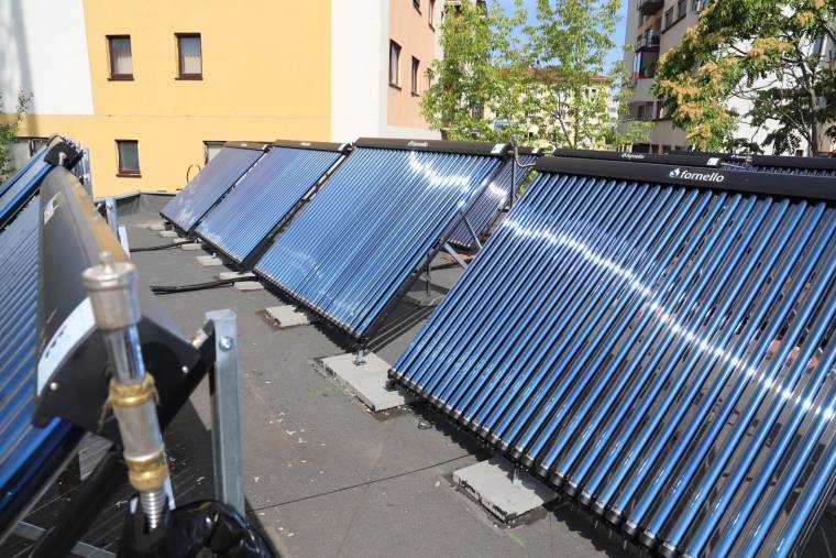 Inedit! La Pitești, primul sistem public de panouri solare pentru locuințe din România