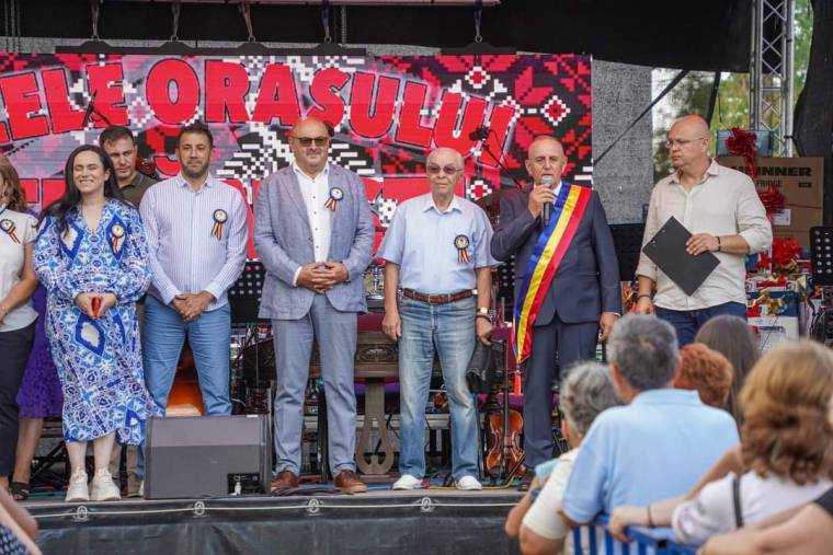 Mare sărbătoare la Ștefănești. Prezent și Nicolae Văcăroiu, fostul premier