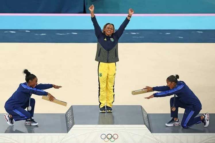 Motivul pentru care arbitrii și-au bătut joc de gimnastele noastre. „Dacă una dintre ele ar fi ajuns pe podium, ritualul în care cele două americance de culoare se închină în fața braziliencei de culoare nu ar mai fi avut loc”