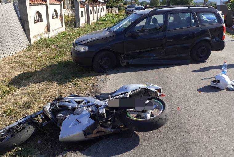 Accident în Argeș, la Berevoești. Un motociclist lovit de mașină, dus la spital