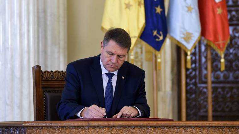 Klaus Iohannis a semnat. Absolvenții români din străinătate pot să profeseze fără restricții în România