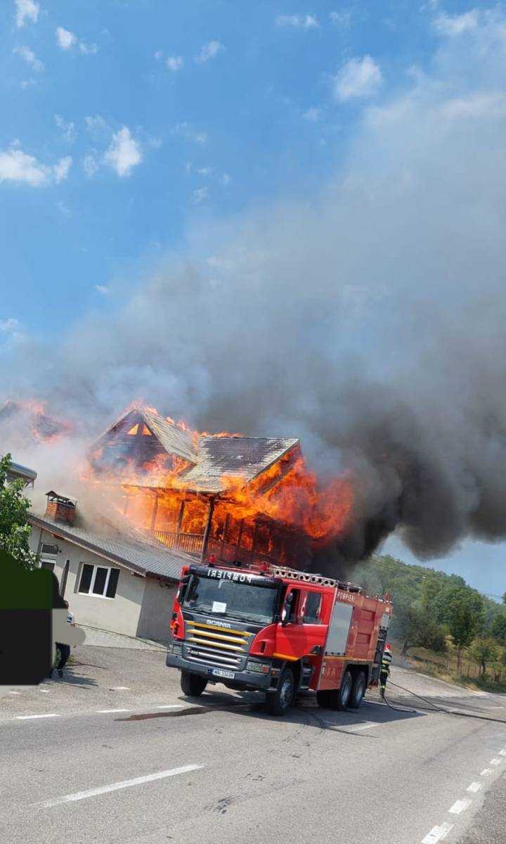 Video. Incendiu violent în Argeș. Arde un local din Valea Mare Pravăț