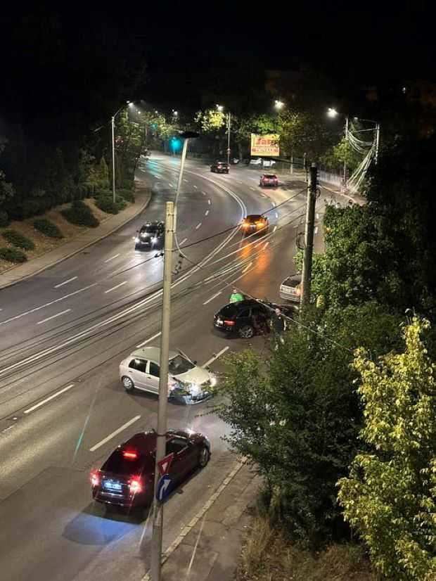 Accident în Pitești. A intrat cu mașina într-un stâlp și a fugit