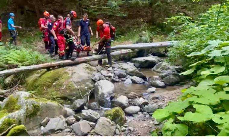 Zeci de turiști au fost evacuați de pe munte după ce drumul spre Vf. Moldoveanu a fost distrus