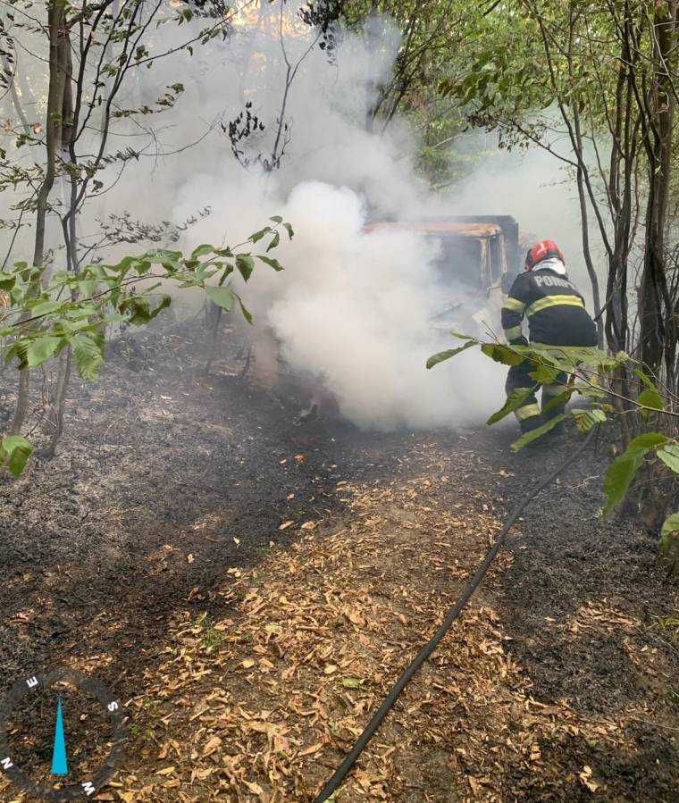Autoturism arde generalizat. Pericol ca focul să se extindă