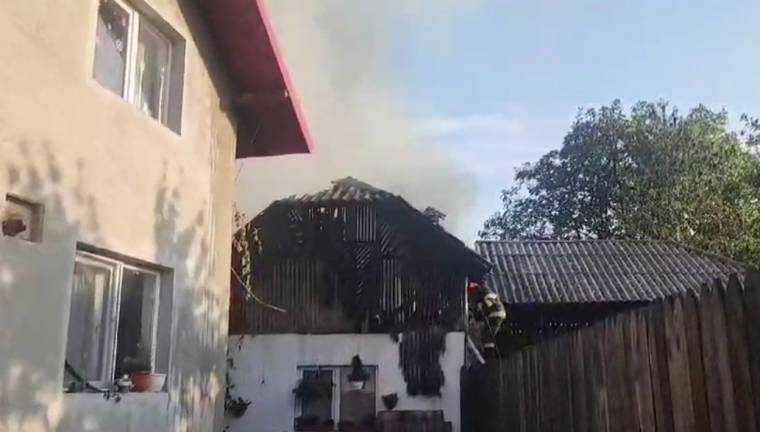 Schitu Golești. Arde casa unei familii cu șase copii care s-au jucat cu focul