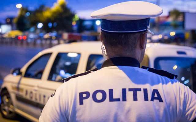 O șoferiță de 16 ani a lovit cinci maşini parcate, în timp ce fugea de poliţişti