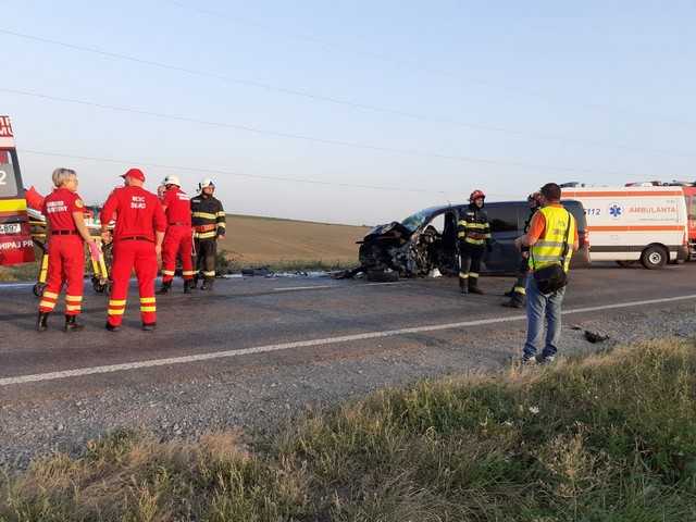 Accident cu 10 victime, printre care și copii. Ambii șoferi au murit