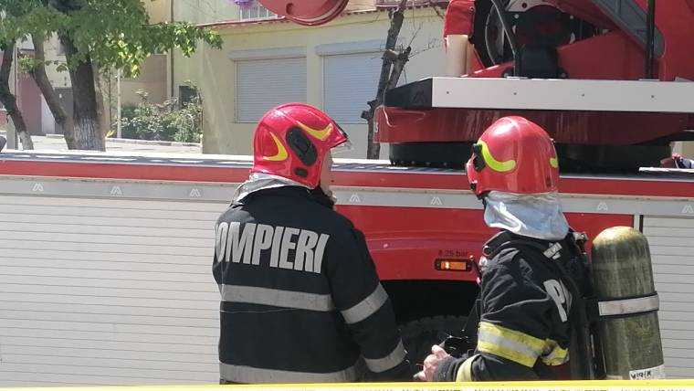 A luat foc baia unui apartament din Câmpulung