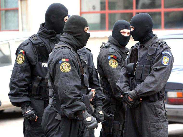 Pastor din Timiș, membru PNL, ridicat de mascați în cadrul operațiunii „Jupiter”