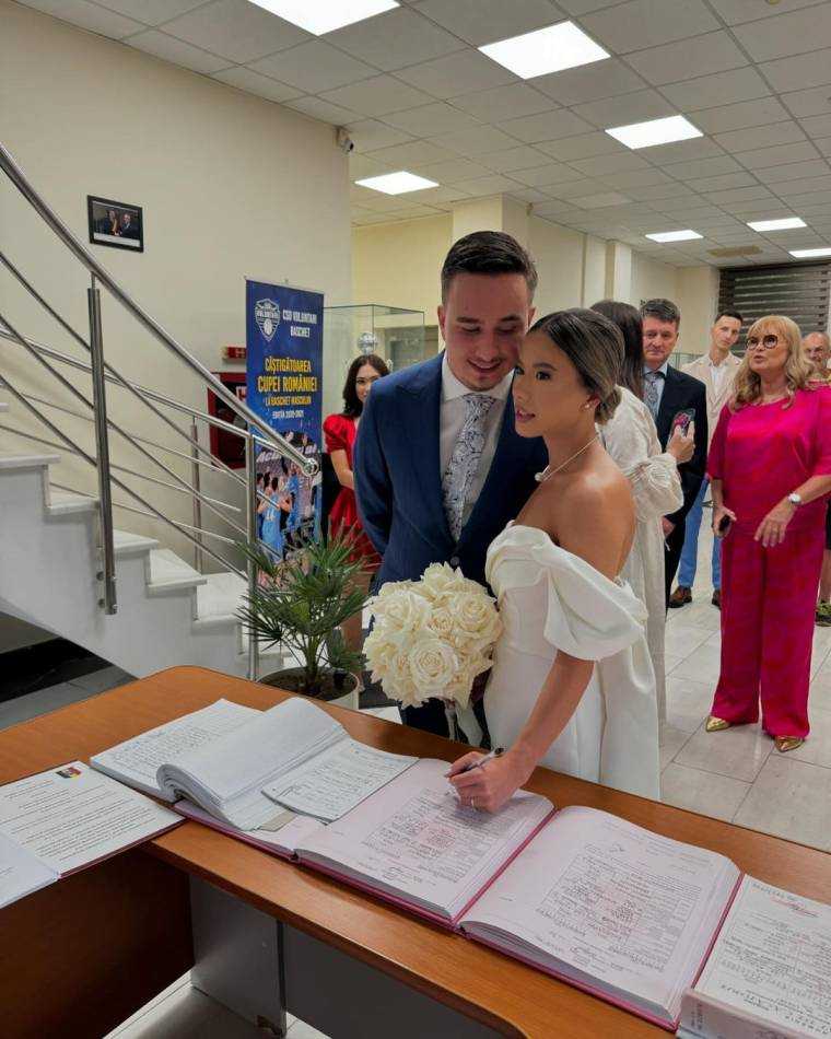 Fiul lui Reghecampf s-a căsătorit civil cu fosta gimnastă Asiana Peng