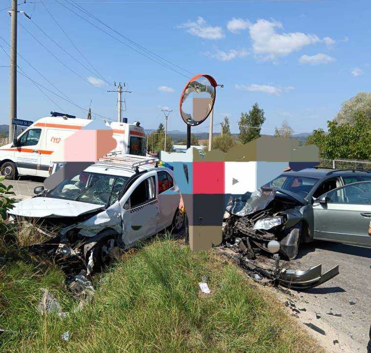 Accident în Argeș. Doi răniți și două mașini avariate