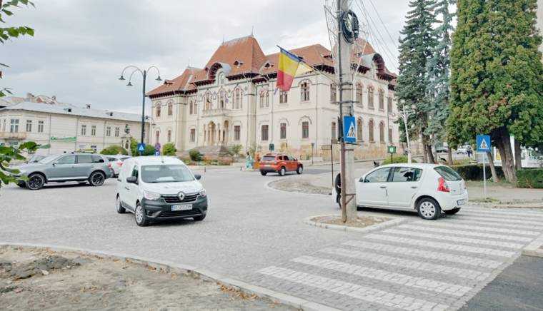 S-a schimbat proiectul de reabilitare a Bulevardului „Pardon”. La Câmpulung se va circula în jurul stâlpului