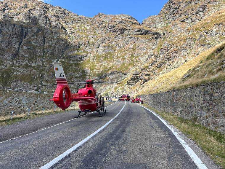 VIDEO. Bărbat luat cu elicopterul de pe Transfăgărășan