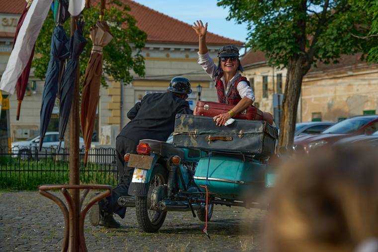 „Chapeau, Muscel!” Luați-vă pălăria și haideți la plimbare prin centrul Câmpulungului! 