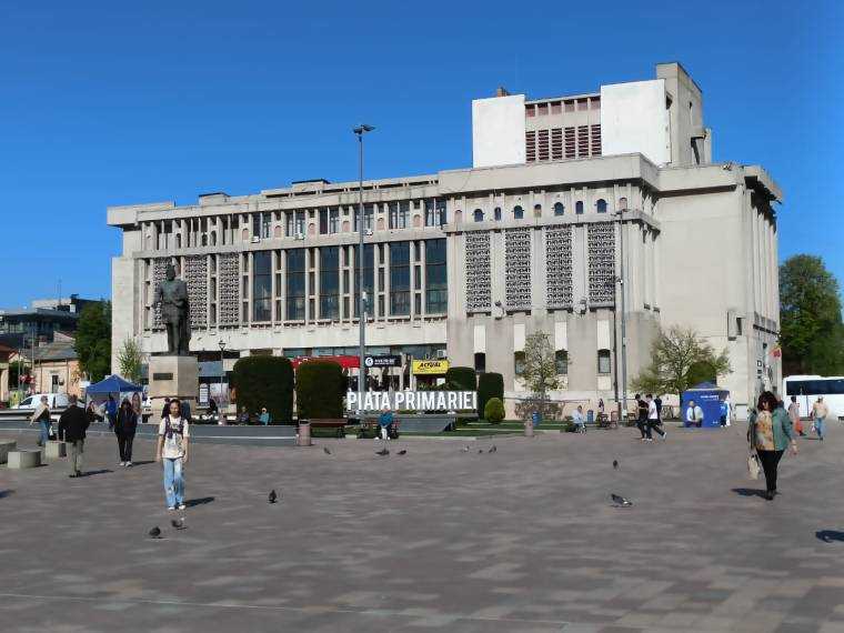 Pitești. Promenadă la Davila. Melodii celebre în Piața Primăriei