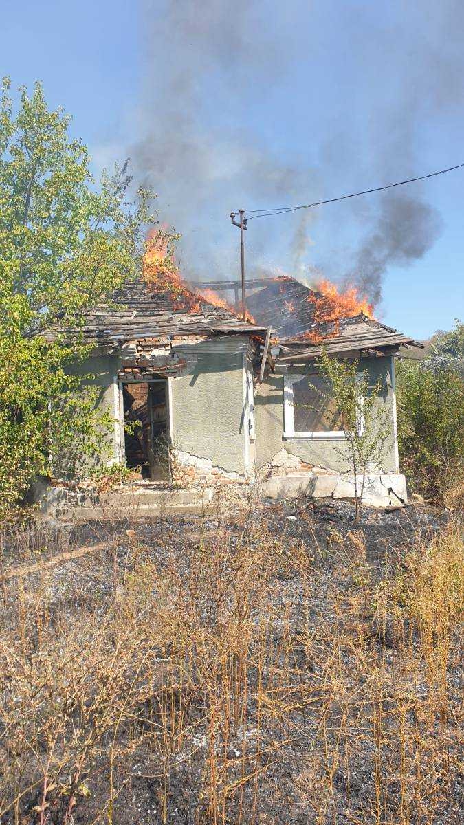 Incendiile necontrolate au  afectat o casă din Leordeni. Din fericire locuința era dezafectată