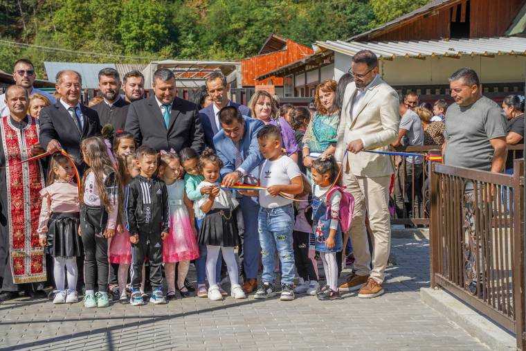 Elevii de la Școala Gămăcești, comuna Berevoești vor avea, din acest an școlar, teren polivalent de sport cu gazon  sintetic