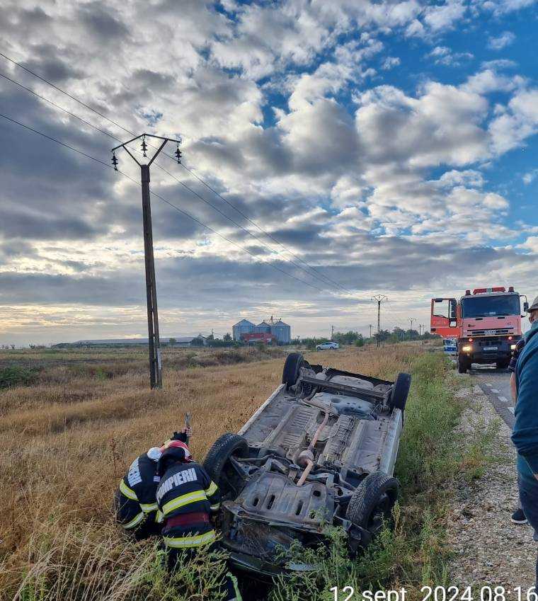 Accident cu 2 autoturisme în Argeș. Mașină răsturnată
