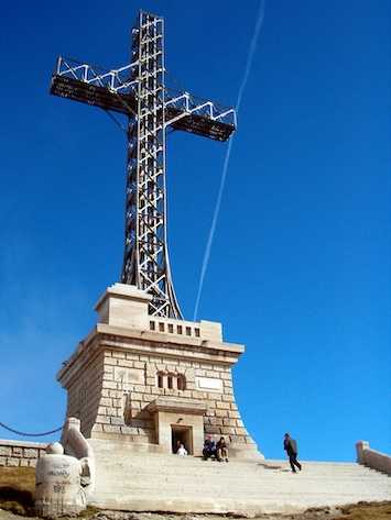 14 Septembrie 1928: A fost inaugurată „Crucea Eroilor” de pe Vârful Caraiman (Munții Bucegi)