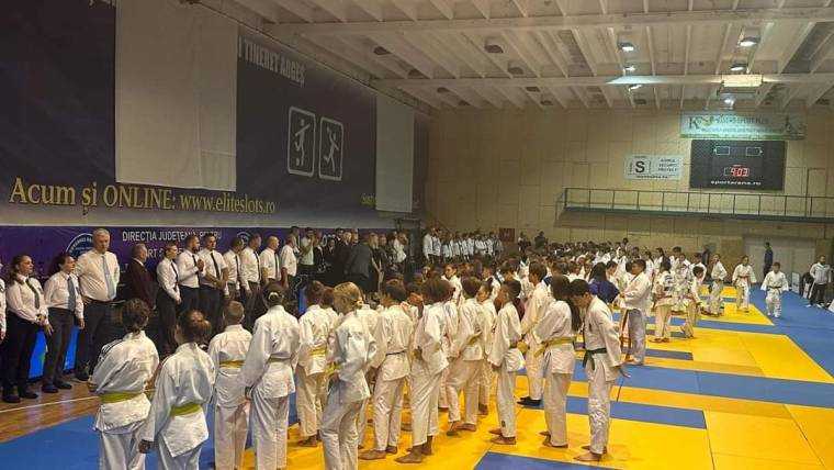 400 de sportivi se întrec la judo, în Pitești