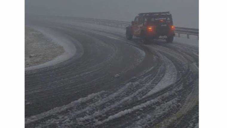 Ninge pe Transalpina! Stratul de zăpadă are 5 cm