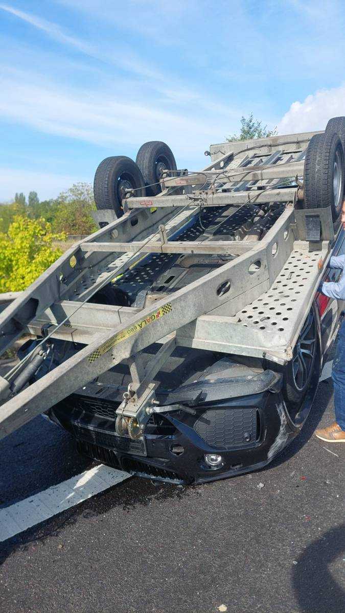 Video. Accident lângă Pitești, pe autostradă. O platformă s-a răsturnat cu tot cu mașina de pe ea