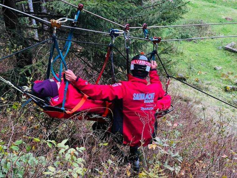 Un parapantist a rămas agăţat într-un copac. A fost recuperat de către salvamontişti