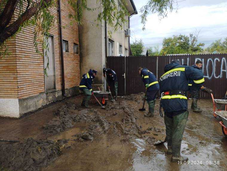 VIDEO. 52 de pompieri argeșeni i-au ajutat pe sinistrații din Galați