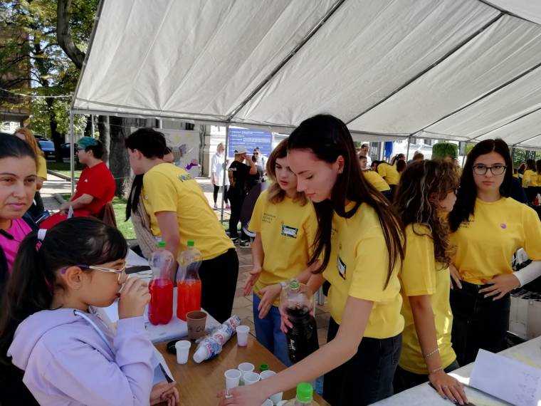 A început la Piteşti festivalul ştiinţelor! Sute de elevi îşi prezintă ideile şi proiectele