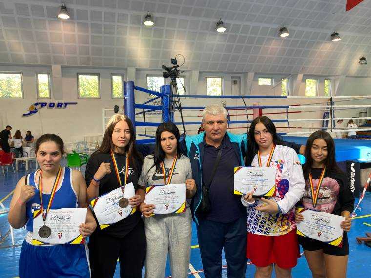 Maestrul Ioniță Mărășescu nu se dezminte! Medalii pentru CSM Pitești la Campionatul național de box feminin