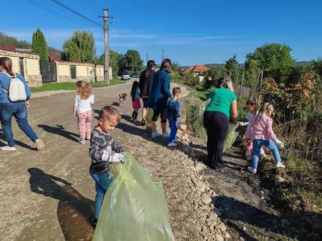 Cu multă energie copiii din Dârmănești au făcut curățenie pe raza comunei