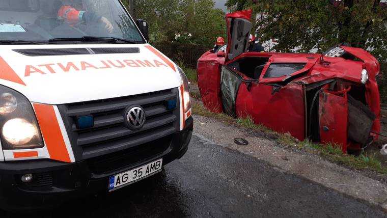 Accidente în Argeş. Maşină răsturnată la Valea Mare Pravăţ