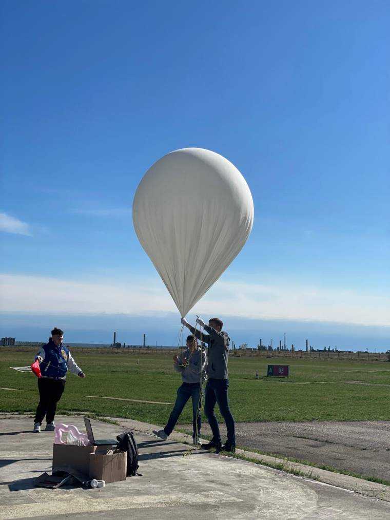 Pitești. Balon meteo lansat în stratosferă de elevii de la „Costin D. Nenițescu”